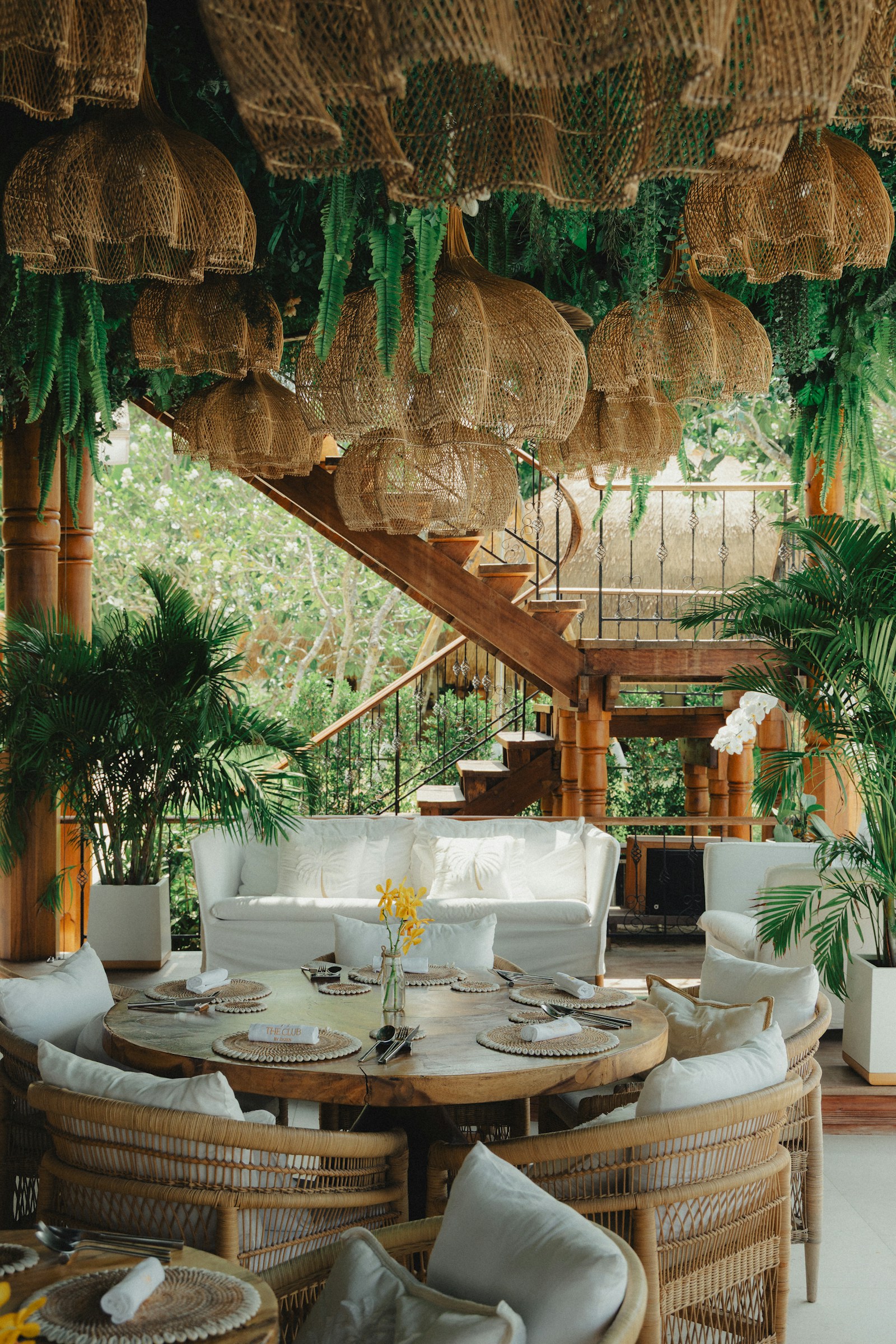 Table élégante dans un restaurant tropical entouré de végétation