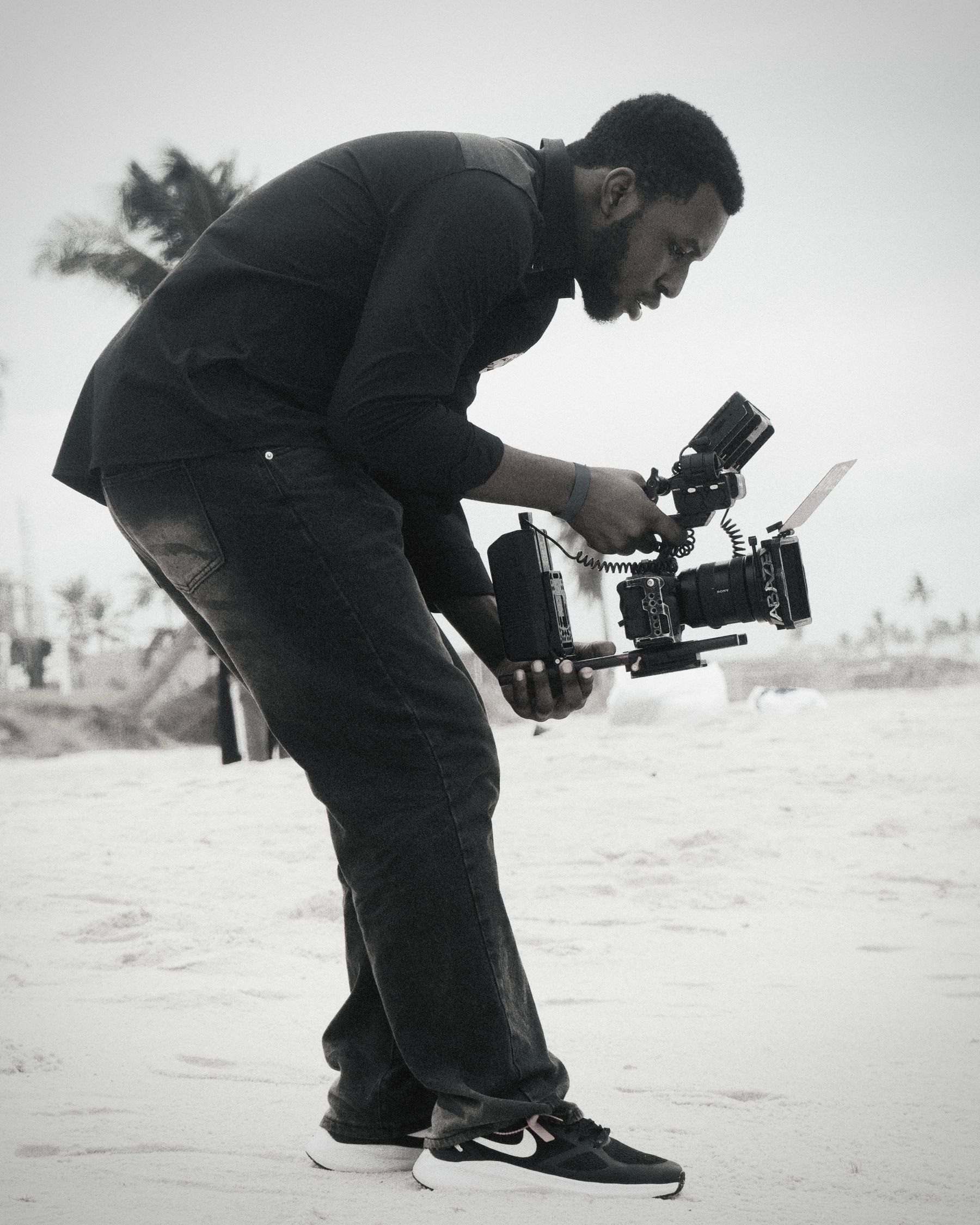 Vidéomaker professionnel filmant avec une caméra cinéma sur une plage