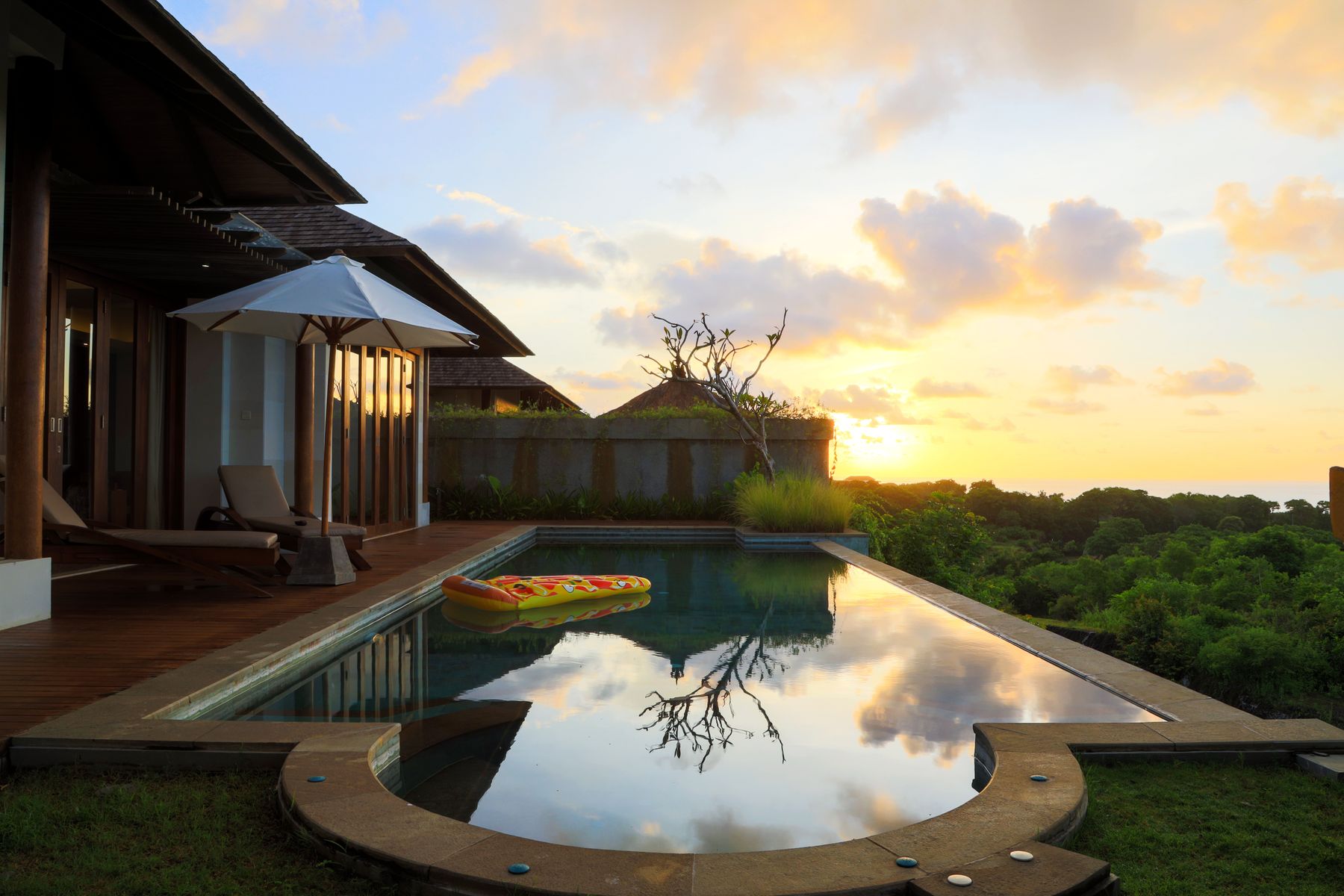 Villa privée à Bali avec piscine à débordement au coucher du soleil